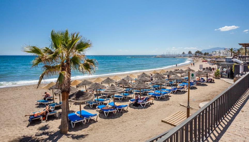 Strand bei Málaga an der spanischen Costa del Sol: Badeferien sind bei Reisenden aus der Schweiz beliebt. Bild: Manfred Gottschalk / Stone RF