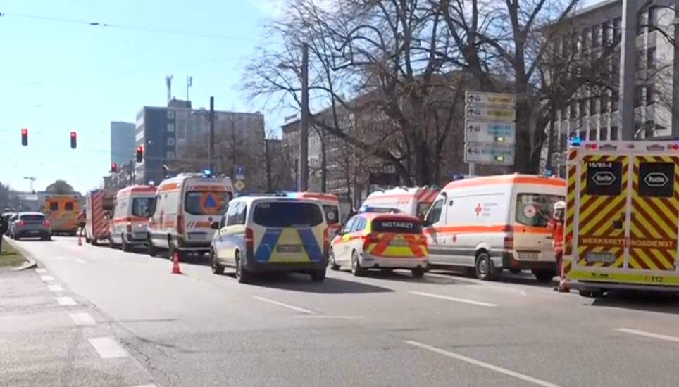 Die Rettungskräfte und Polizei sind vor Ort.
