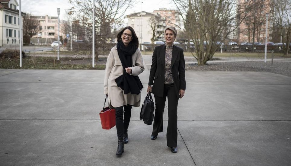 Nationalrätin und baldige FDP-Co-Präsidentin Susanne Vincenz-Stauffacher (l.) und Bundespräsidentin Karin Keller-Sutter. Bild: Ennio Leanza/Keystone