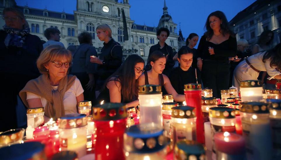 Menschen in Graz zünden Kerzen für die Opfer des Amoklaufs an. Bild: Antonio Bat / EPA