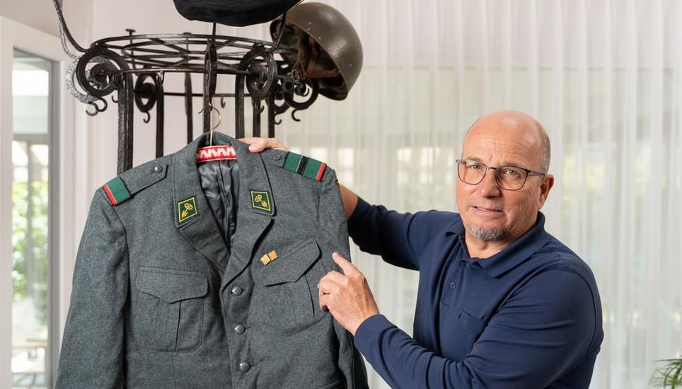 Daniel Zimmermann, 64, mit seiner alten Uniform. Er ist bereit, noch einmal Militärdienst zu leisten. Bild: Raphaël Dupain