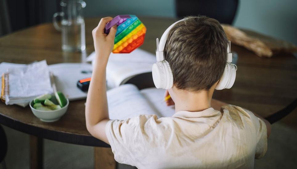 Autistinnen und Autisten können sehr reizempfindlich sein und tragen deshalb manchmal gerne geräuschmindernde Kopfhörer. Bild: Getty