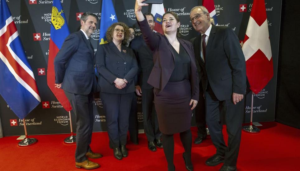 Bei der Unterzeichnung des Freihandelsabkommens zwischen den Efta-Staaten und Kosovo macht Norwegens Handelsministerin Cecilie Myrseth ein Selfie mit allen Ministerinnen und Ministern – zur Freude von Guy Parmelin (rechts). (Davos, 22. Januar 2025) Bild: Laurent Gillieron / AP