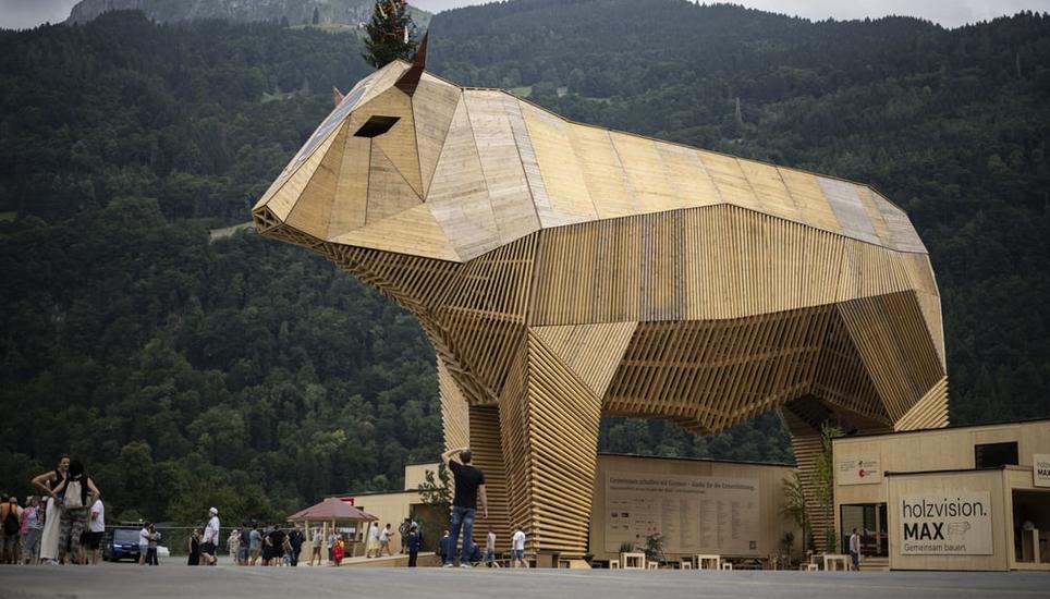 Muni Max ist 182 Tonnen schwer, 21 Meter hoch und besteht aus 1200 Kubikmeter Holz. Er wurde aus 4400 Einzelteilen und mit 18727 Schrauben gefertigt. Bild: Gian Ehrenzeller / Keystone