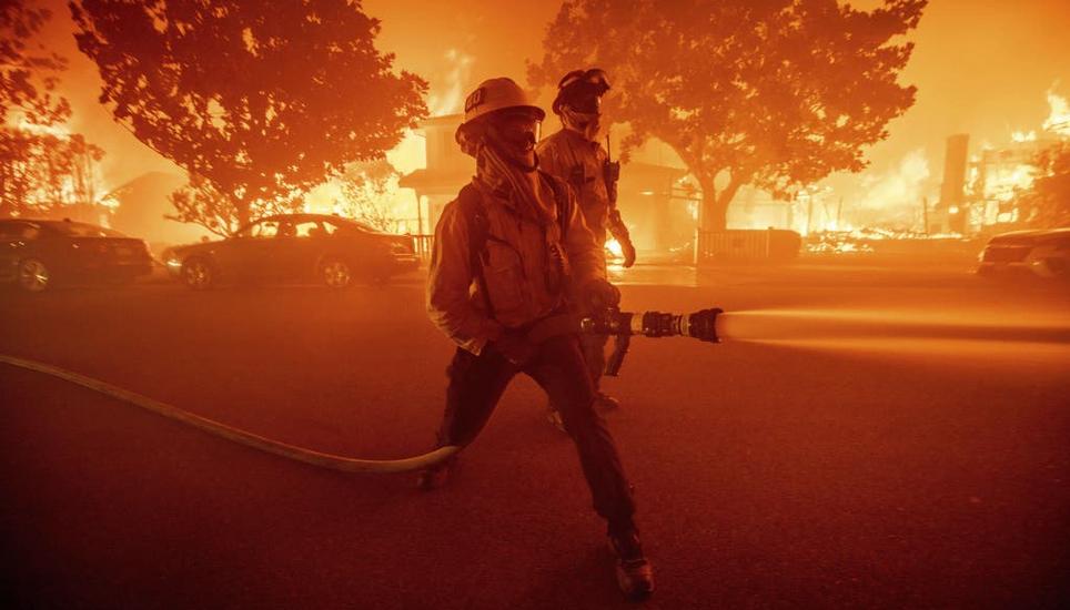 Das Feuer vernichtet alles auf seinem Weg durch die Quartiere. Ethan Swope / AP