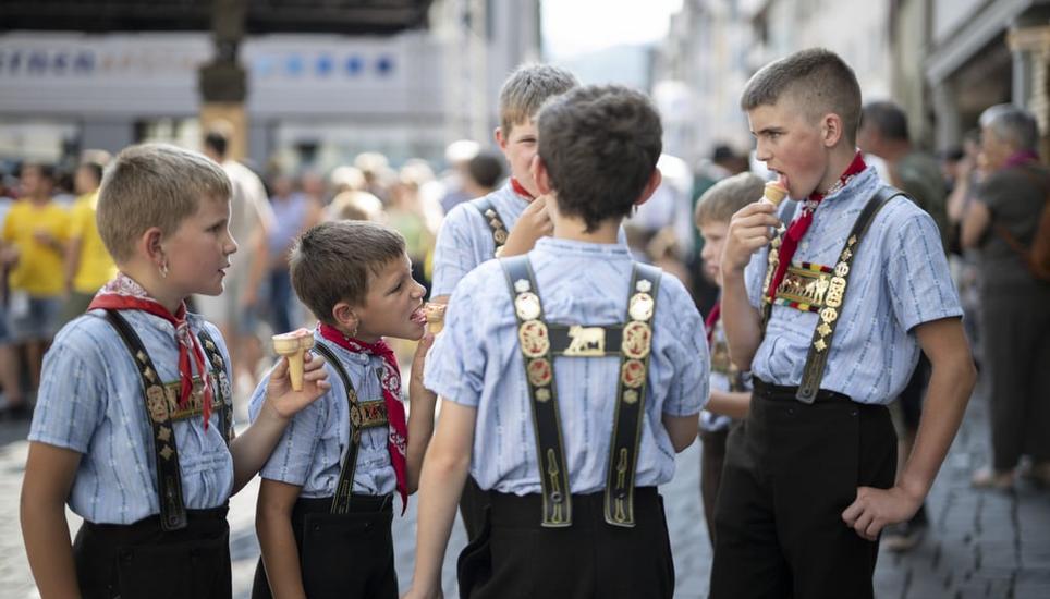Junge Jodler am Nordostschweizer Jodlerfest in Altstätten (SG) geniessen die Pause mit Gelati. Bild: Gian Ehrenzeller/Keystone