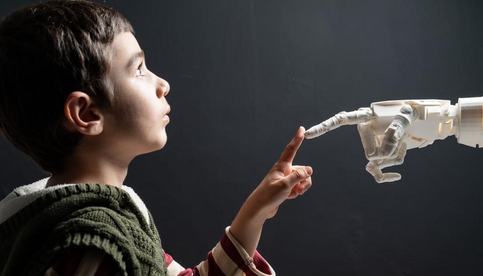 Zusammenarbeit: Bei den 12- und 13-Jährigen nutzen mehr als die Hälfte bereits künstliche Intelligenz. Bild: Getty Images