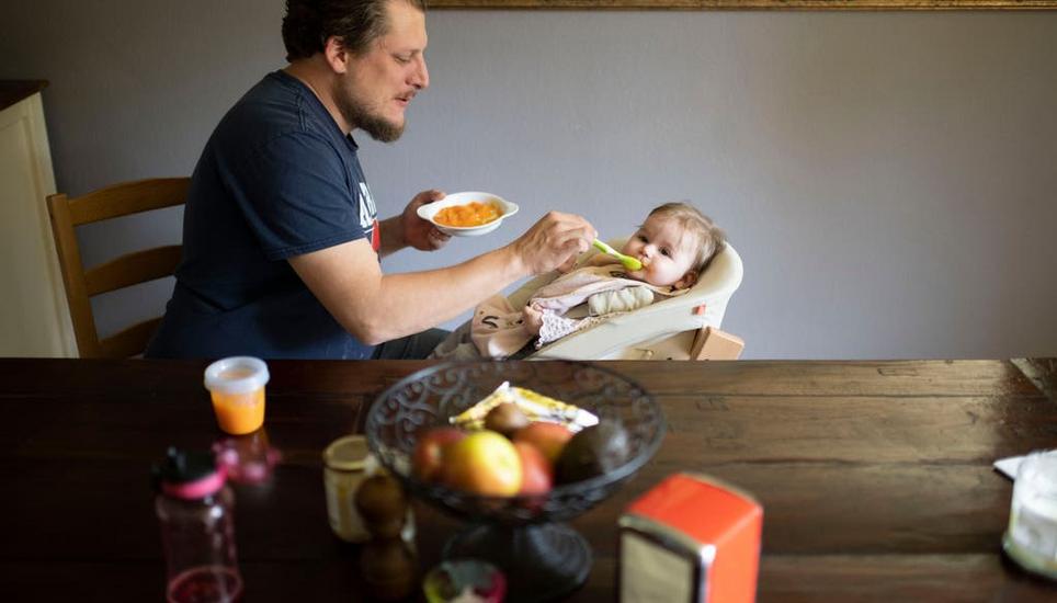 Mehr Zeit fürs Baby – auch für Väter: Die Forderung nach einer Elternzeit steht seit Jahren im Raum. Bild: Christian Beutler / Keystone