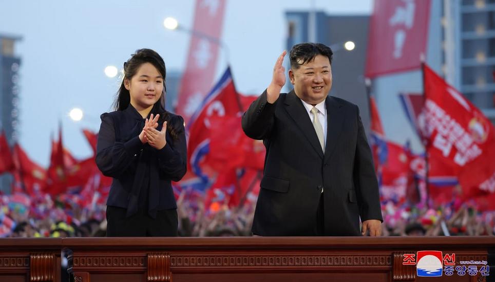 Nordkoreas Diktator Kim Jong-un (rechts) mit seiner Tochter und möglichen Nachfolgerin Ju-ae in Pjöngjang. Bild: Kcna / EPA KCNA