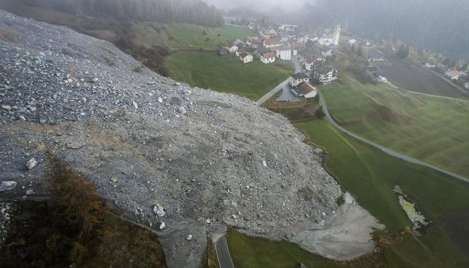 Das Bergdorf Brienz und die Steinmassen. Bild: Gian Ehrenzeller / EPA