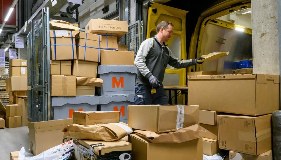 Kostet künftig mehr: Die Post erhöht die Paket-Preise. Bild: Bruno Kissling