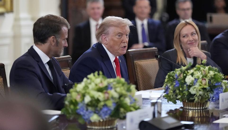 Zu Beginn des Gipfels sassen Trump und Selenski im Oval Office. Bild: Presidential Press Service / Han / EPA