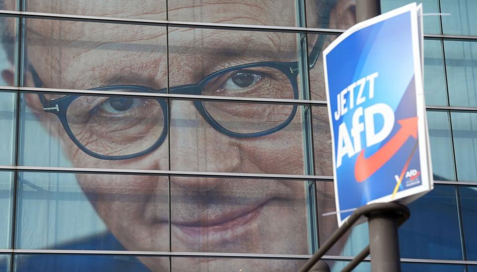 «Soll man angesichts linksgrüner Gestaltungswünsche immer klein beigeben?» Ein Konterfei von Friedrich Merz an der Berliner CDU-Zentrale; im Vordergrund ein Wahlplakat der AfD. Bild: Marcus Brandt/DPA (24. 2. 2025)