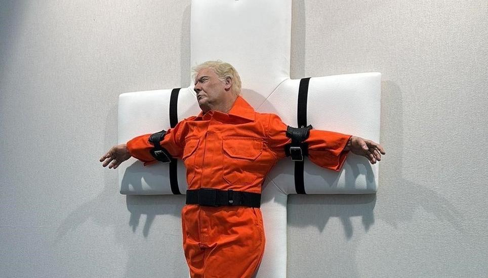 So hat man ihn noch nicht gesehen: Donald Trump als Kunstwerk in vielsagender Pose. Bild: zvg