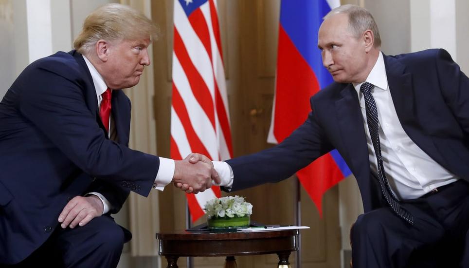 US-Präsident Donald Trump (links) mit Kreml-Chef Wladimir Putin 2018 in Finnland: Am Freitag geben sich die beiden in Alaska die Hand. Bild: Pablo Martinez Monsivais / AP
