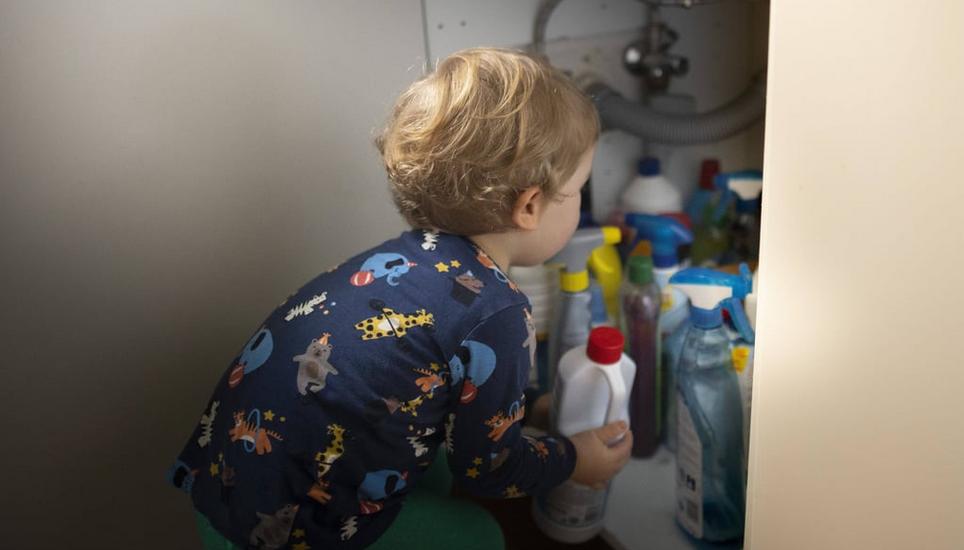 Achtung, gefährlich! Viele Eltern haben schon einmal Tox Info angerufen, weil ihr Kind etwas Giftiges getrunken hat. Bild: Ute Grabowsky / Photothek / Imago