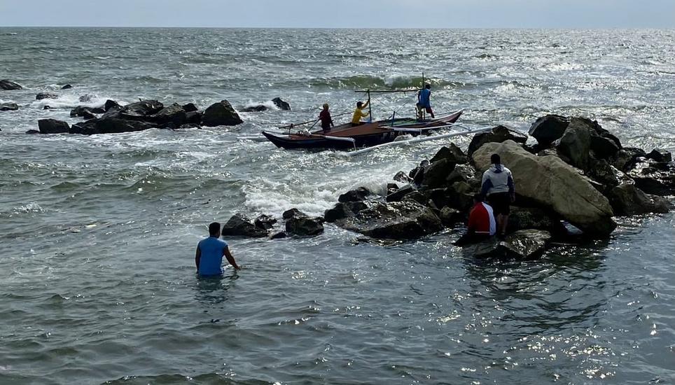 Fischer an der Küste der Philippinen, wo es aufgrund des Erdbebens vor der Insel Kamtschatka am 30. Juli eine Tsunamiwarnung gab. Bild: Francis R. Malasig / EPA