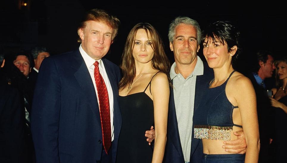 Sie waren lange eng miteinander befreundet: Donald Trump und Jeffrey Epstein (Zweiter von rechts). Das Bild aus dem Jahr 2000 zeigt Trump mit seiner damaligen Freundin Melania Knauss (heute seine Frau) und Ghislaine Maxwell (ganz rechts). Bild: Davidoff Studios Photography / Archive Photos