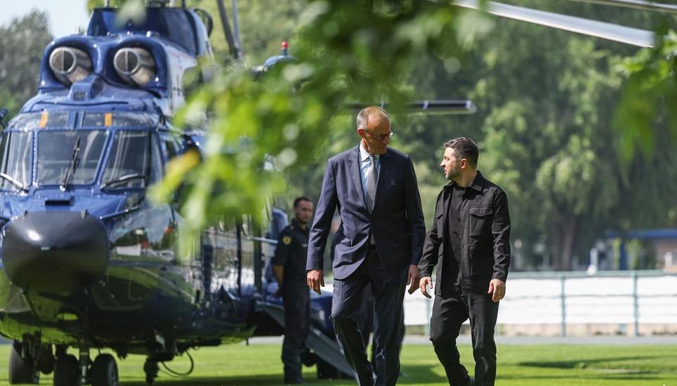 Deutschlands Regierungschef Friedrich Merz (links) holt den ukrainischen Präsidenten Wolodimir Selenski persönlich im Kanzlergarten ab. Bild: Filip Singer / Pool / EPA