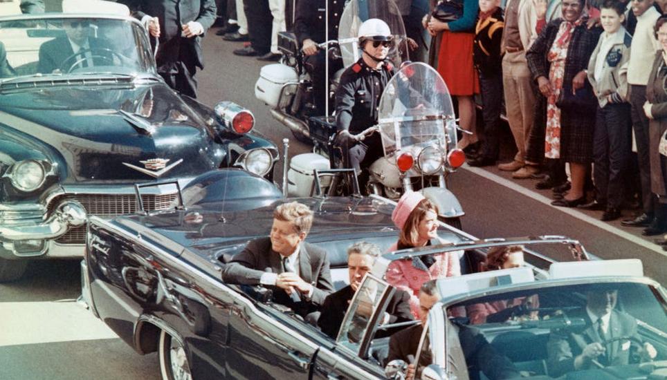 John F. Kennedy und seine Gattin Jackie am 22. November 1963 in Dallas (Texas), kurz bevor der damalige Präsident der USA erschossen wurde. Bild: Bettmann/Getty Images