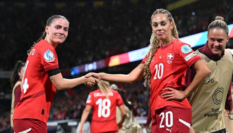 Haben auch Wurzeln im Ausland: Smilla Vallotto (links) und Alayah Pilgrim schlagen ein. Bild: Claudio De Capitani / Freshfocus