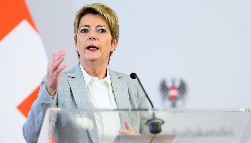 Finanzministerin Karin Keller-Sutter überbringt eine gute Nachricht: Die Rechnung fällt deutlich besser aus als vorgesehen. Bild: Keystone