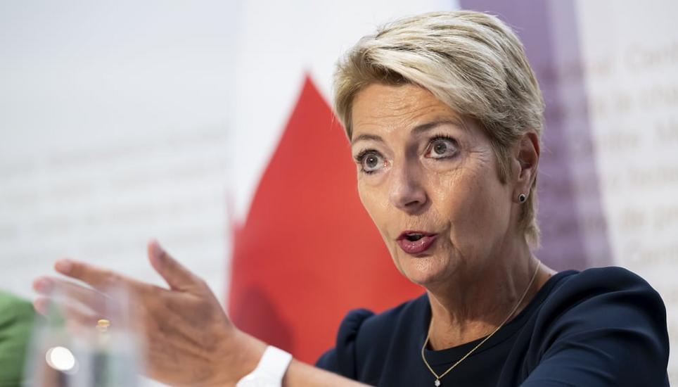 Unterstützt den «kompletten Systemwechsel»: Bundespräsidentin Karin Keller-Sutter erklärt vor den Medien die Abschaffung des Eigenmietwerts. 15. August / Anthony Anex / KEYSTONE