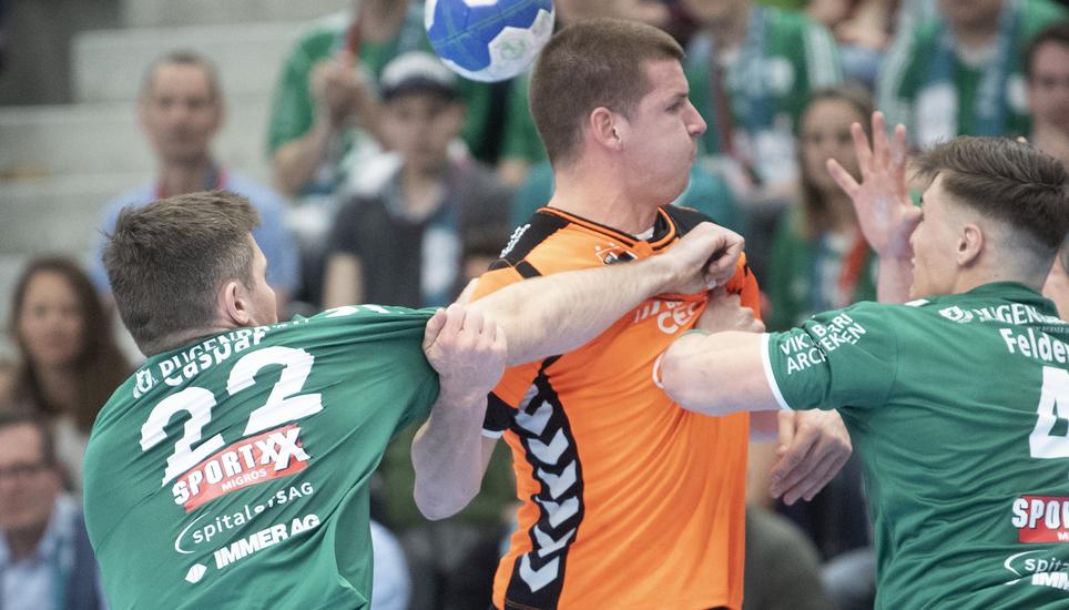 Dimitrij Küttel wird von den Thunern hart angegangen und muss das Spielfeld bereits in der ersten Halbzeit mit einer Verletzung verlassen. Bilder: Key