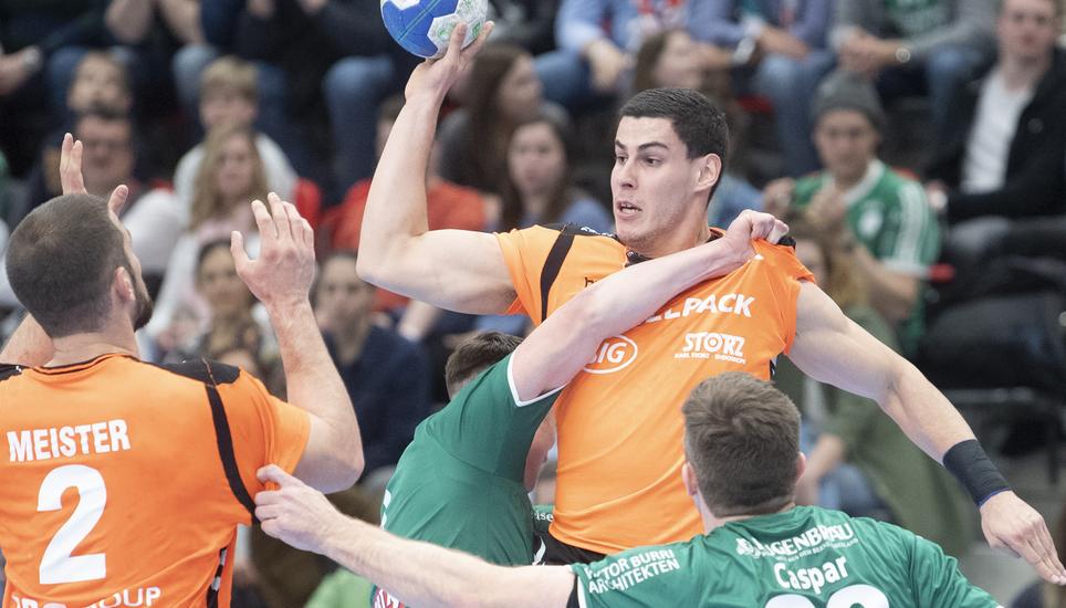 In der ersten Halbzeit gibt es für Luka Maros und seine Kollegen fast ein Durchkommen gegen die aggressive Abwehr der Thuner.