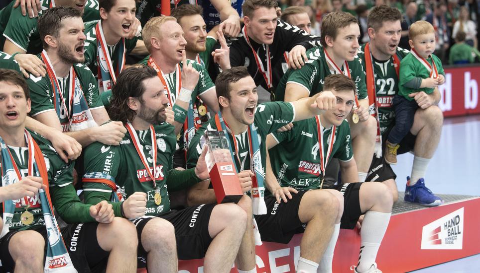 Wacker Thun feiert den Cup-Titel.