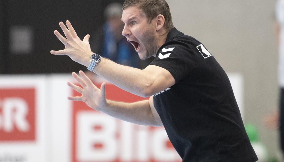 Da hilft alles Schreien nichts mehr. Kadetten-Trainer Hrachovec versucht seine Spieler in der Schlussphase nochmals aufzuwecken.