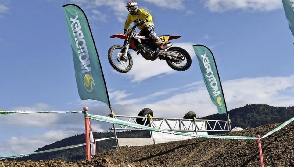 Hoch über Beggingen scheinen die Motocross-Fahrer ein Stück weit zu fliegen. Den Veranstaltern gelang es, eine anspruchsvolle Strecke zu konstruieren.Bilder Michael Kessler