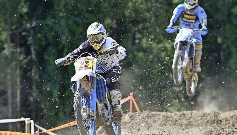 Nichts für schwache Nerven und «saubere» Menschen. Beim Motocross wird hart um jede Position gekämpft – und auch ordentlich Dreck aufgewirbelt.