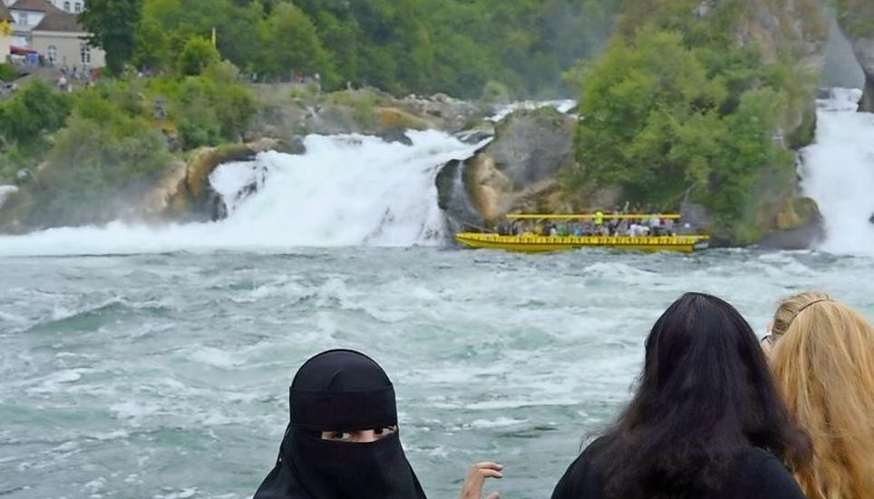 Eine Nikabträgerin auf einem Schiff am Rheinfall. Geht es nach den Initianten der Volksinitiative «Ja zum Verhüllungsverbot», würden solche Bilder bald der Vergangenheit angehören. Bild zvg
