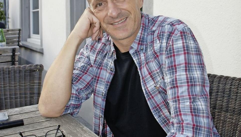 Walter Millns, Krimiautor und bekannter Theatermacher, hat für das Theater Ramsen ein dynamisches Stück geschrieben: «Gangster-Poesie». Bild Alfred Wüger