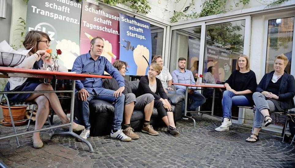 Sie wollen den Kanton mitgestalten: Kandidatinnen und Kandidaten der Alternativen Liste bei der Vorstellung ihrer Ziele. Bild Zeno Geisseler