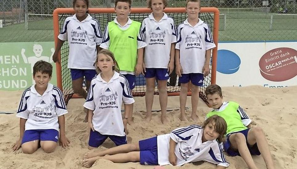 Mit KJS 2 nahm ein zweites Team teil: Simisola Alaye, Zinedine Vetterli, Noée Schaub, Yannick Spingler (v. l. hinten); Mattia Vollenweider, Luiz Vetterli, Andrin Vollenweider und Fabio Spingler (vorn). Bilder zvg