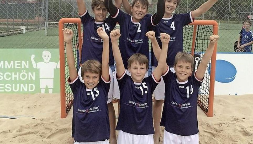 Team KJS 1 gewann die U-12-Kategorie der Beachhandball-SM in Emmen: Lou Spirgi, Can Litscher, Finn Spirgi (oben, v. l.); Fabio Fioretti, Emil Lagler, Finn Woschitz (unten).