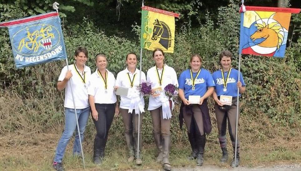 Da wussten Barbara Strasser und Gabi Uehlinger noch nicht, dass die Goldmedaillen nicht lange um ihre Hälse hängen würden (Mitte). Links der spätere Sieger RV Regensdorf, rechts sind die drittplatzierten vom RFV Klosters-Serneus, die auf Platz 10 zurückfielen. Bild zvg