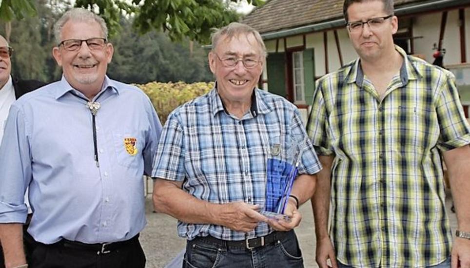 Bezirkspräsident Matthias Geiger mit dem geehrten Schützen Richard Räss und 300-Meter-Bezirkschef Thomas Frauenfelder (von links). Bild Roland Müller