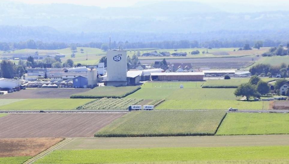 Im Gebiet südlich der A4 und zwischen Abisthof (r.) und Gewerbegebiet soll das regionale Arbeitsplatzgebiet in Marthalen entstehen. Doch gehen die Vorstellungen von Region und Kanton, wer sich hier ansiedeln soll, auseinander. Bild Roland Müller Parkplatzfrage, Arbeitsplatz, Regionalplanung