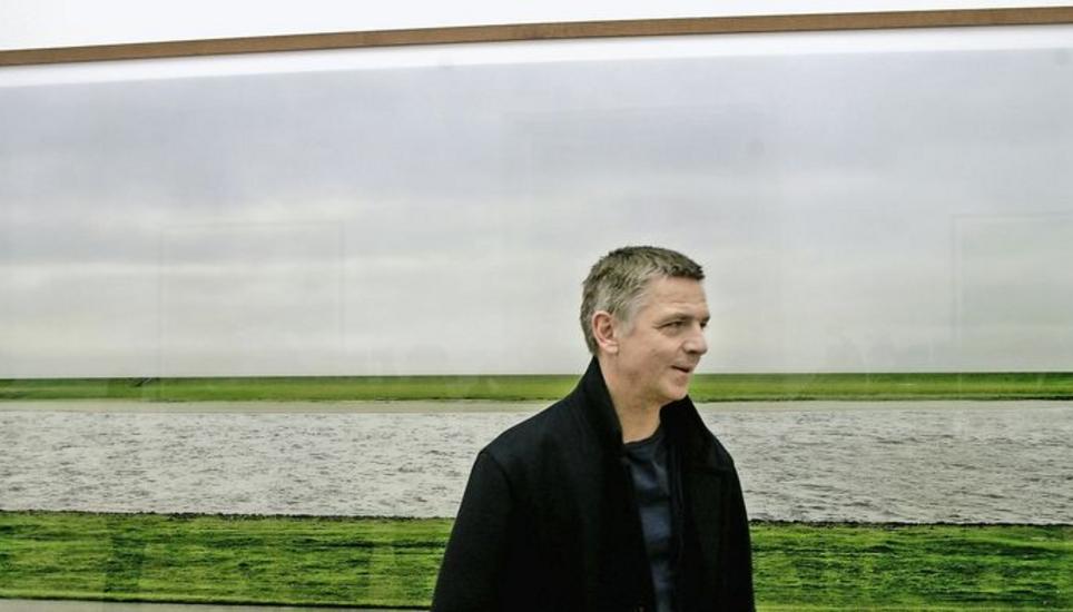 Der deutsche Fotograf Andreas Gursky vor seinem Werk «Der Rhein». Es ist eine der teuersten Fotografien der Welt – und wird derzeit in Bonn ausgestellt.Bild Key