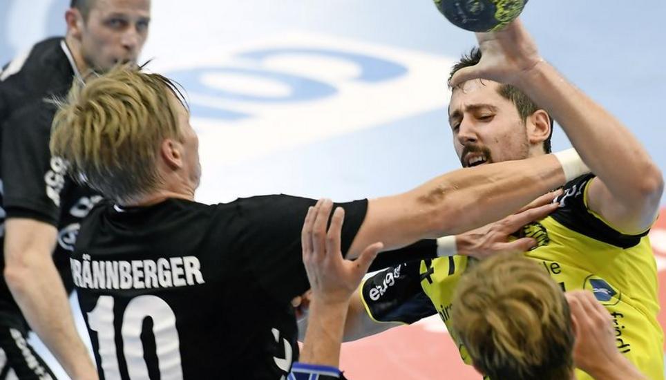 Die Defensivleistung wird auch im Derby Kadetten – Pfadi der Knackpunkt sein, wie hier im Supercup zwischen Kadetten und St. Otmar. Da Christoffer Brännberger (10) verletzt ausfällt, bekommt David Graubner (l.) einen neuen Partner.Bild Key