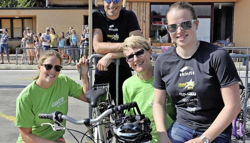 Helfer in der Wechselzone: Lisa Stamm, David Günthardt, Evelyne Büchi und Svenja Rathgeb (v. l.) halfen, wo es nötig war. Power-Kids-Triathlon, Nicola Spirig, Olympiasiegerin,
