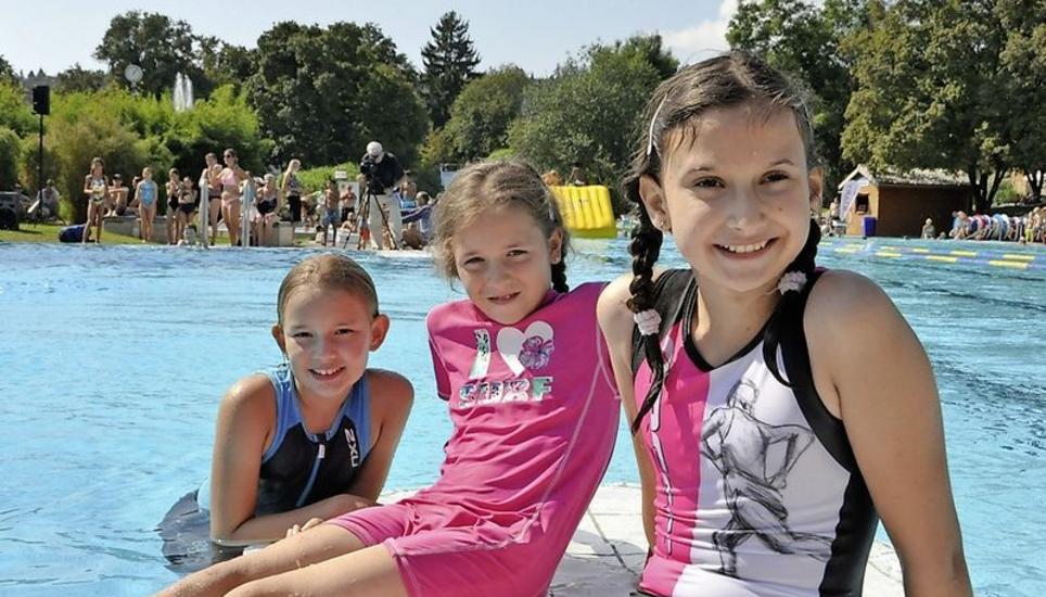Im Wasser: Jill Hartmann, Vivienne Raschle und Noa Hutzli (v. l.) kühlten sich nach dem Wettkampf ab. Bilder Pascal Oesch Power-Kids-Triathlon, Nicola Spirig, Olympiasiegerin,