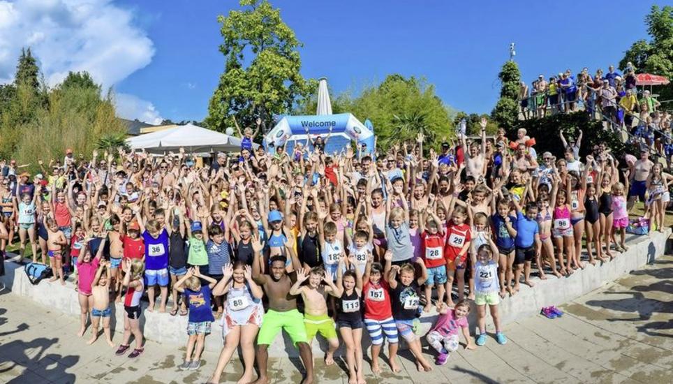 Jubeln mit Olympiasiegerin Nicola Spirig (oben Mitte): die Mädchen und Knaben der Jahrgänge 2003 bis 2010 beim Power-Kids-Triathlon. Bild Michael Kessler Power-Kids-Triathlon, Nicola Spirig, Olympiasiegerin,