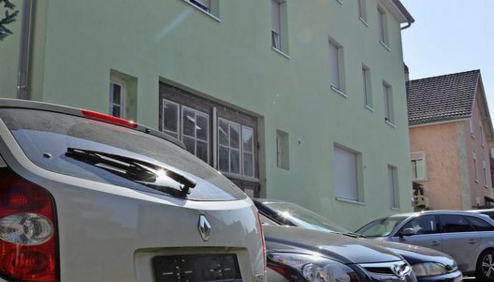 Sechs Parkplätze wollen die Eigentümer dieses Mehrfamilienhauses vor ihrer Liegenschaft nutzen. Die Gemeinde gestand ihnen nur zwei zu.Bild Saskia Baumgartner Parkplatz, Obergericht, Anwohner