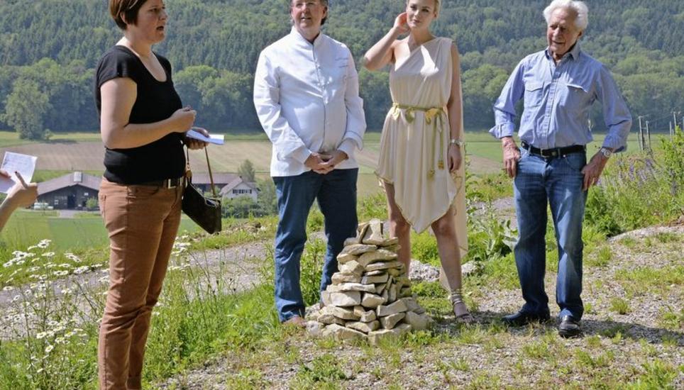 Prominenz auf dem Naturpark-Erlebnisweg: Lisa Landert, Projektleiterin Naturpark, André Jaeger, Spitzenkoch, Dominique Rinderknecht, Ex-Miss-Schweiz und Vincenzo Biagi, Schauspieler (v. l.). Bild Jörg Riser