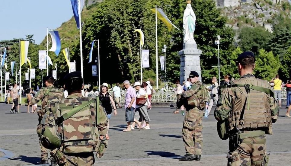 Obwohl seit der Ausrufung des Notstandes in Frankreich eine erhöhte Militärpräsenz gilt, können sogenannte Lumpenterroristen, also Amateure mit Alltagswaffen, meist nur durch Zufall überführt werden. Bild: Key Attentäter, Suche, Frauen, Minderjährig