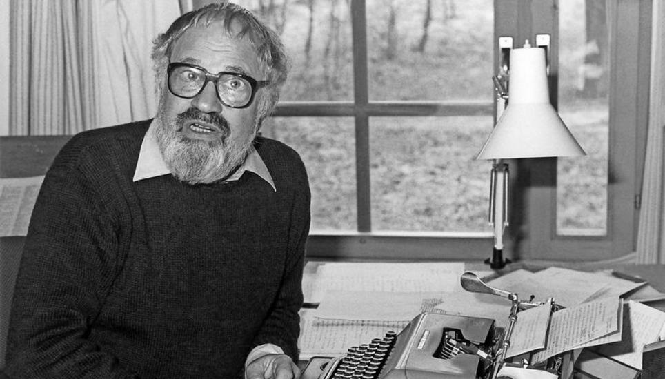 Wolfgang Hildesheimer am 9. März 1982 in seinem Arbeitszimmer in Poschiavo. Bild: Key